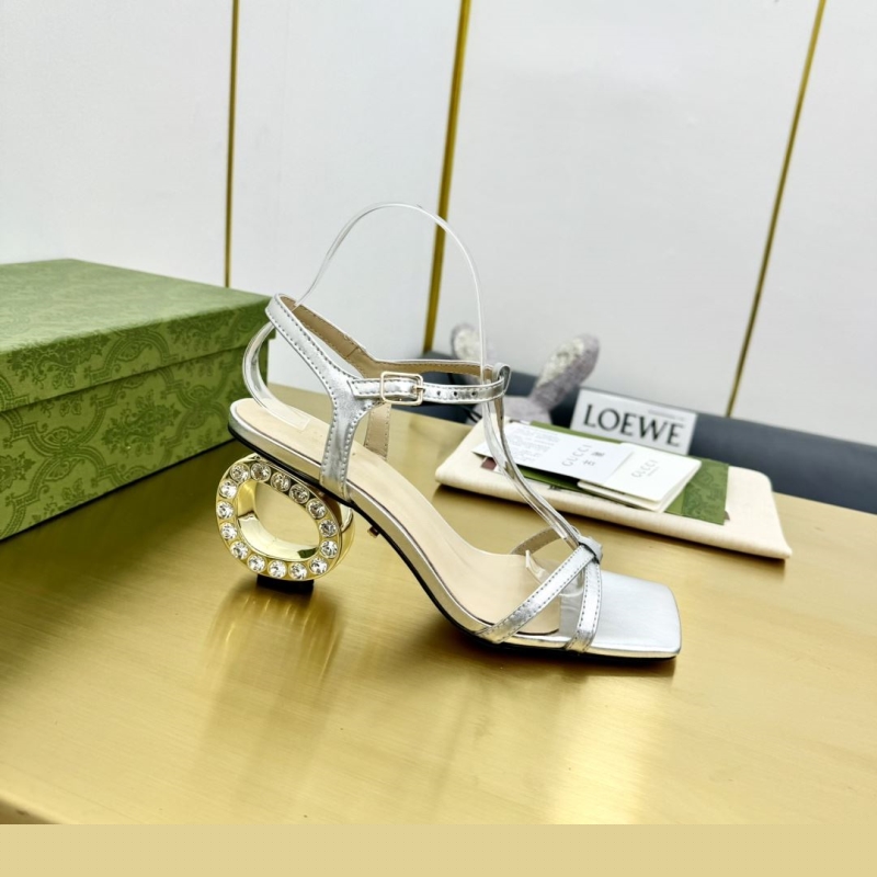 G*u*i sandals